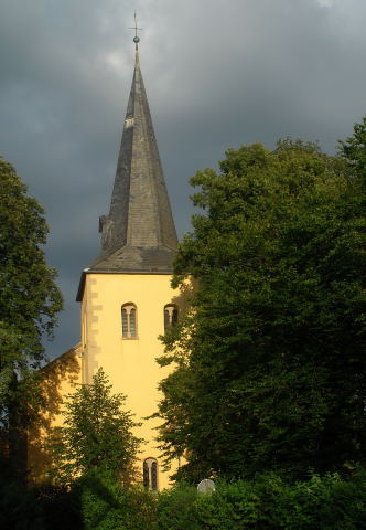 Das älteste Gebäude des Ortsteiles Schlangen: Der Kirchturm aus der Zeit um 1200. Foto: Annette Fischer, Schlangen, 2008